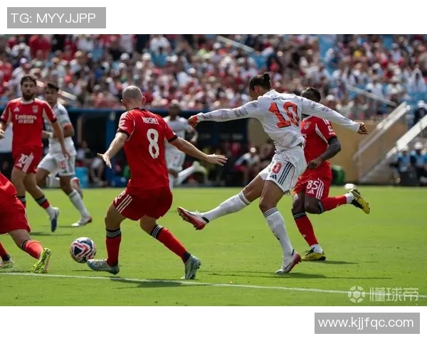 足球球星遗憾瞬间：错失绝佳机会的瞬间定格，谁能忘怀的痛苦表情